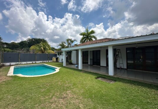 se alquila casa con picina y amplios jardines avenidad jean paul genie