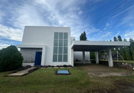 Fachada principal de casa en renta y venta en las colinas