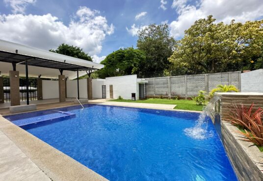 piscina elegante en condominio casa en renta carretera Masaya managua