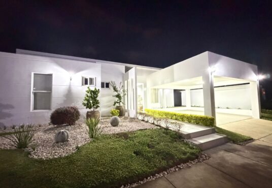 diseño minimalista moderna casa en renta las colinas managua condominio