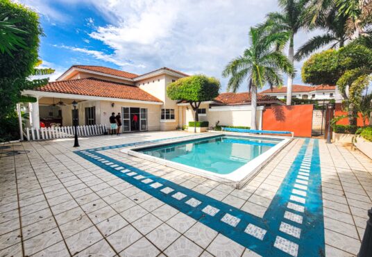 Amplia zona de piscina en casa en rentas Las Cumbres managua