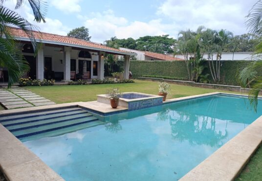 vista de casa con piscina en renta santo domingo managua