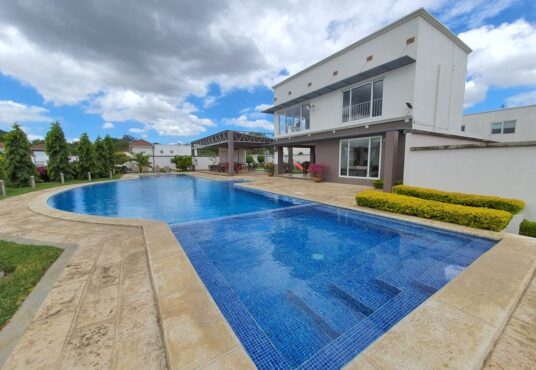 casa club con piscina venta y renta casa en las colinas managua