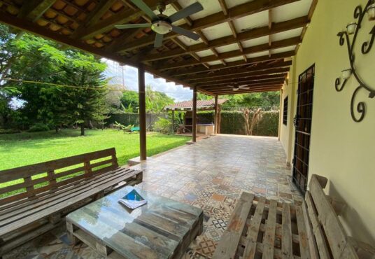 terraza con acabados de lujo coloniales en casa estilo quinta en managua santo domingo se vende y se renta