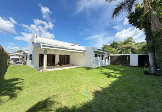 casa en renta en managua moderna con amplios jardines