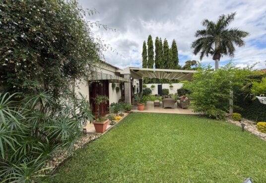 jardines amplios en casa condominio los almendros se renta