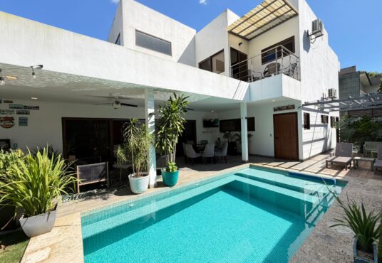 fachada moderna de casa en las colinas renta con muebles y piscina