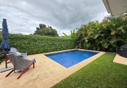 vendo casa con piscina en villa belén altos de santo domingo managua